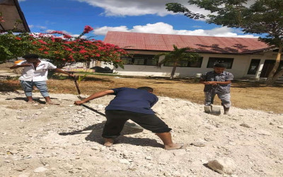 Kepala SMAN 2 Kupang Timur Selalu Ikut Kerja Bersama Murid
