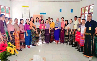 Guru-guru Berbusana Daerah